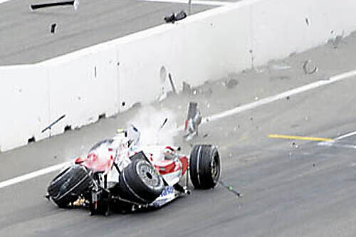 Der Crash: Timo Glocks Toyota kracht in die Betonwand