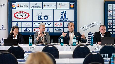 Blicken konsterniert drein: die Präsidiumsmitglieder der DESG.