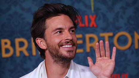 Jonathan Bailey wurde am 4. November von "People" als neuer "Sexiest Man Alive" präsentiert.