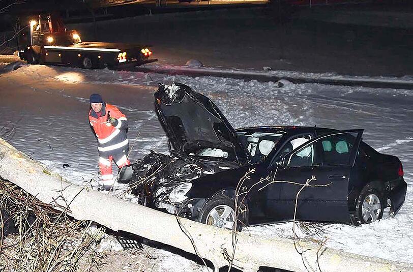 Der Wagen prallte nach 120 Metern außer Kontrolle gegen einen Baum, der durch die Wucht des Aufpralls entwurzelt wurde. Die drei Insassen hatten Glück und erlitten nur leichte Verletzungen. Im Einsatz waren die Feuerwehren Holzkirchen und Weyarn.