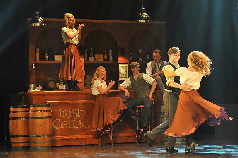 In der Show &bdquo;Irish Celtic&ldquo; verwandelt sich die Bühne des Deutschen Theaters in einen geräumigen Pub.
