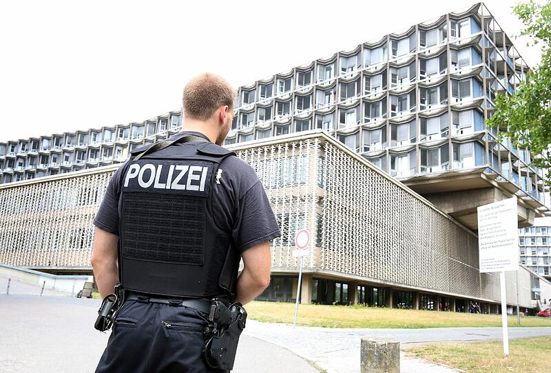 An einem Campus der Berliner Charité hat ein Patient einen Arzt erschossen. Nun ermittelt die Polizei - und die Mitarbeiter trauern.