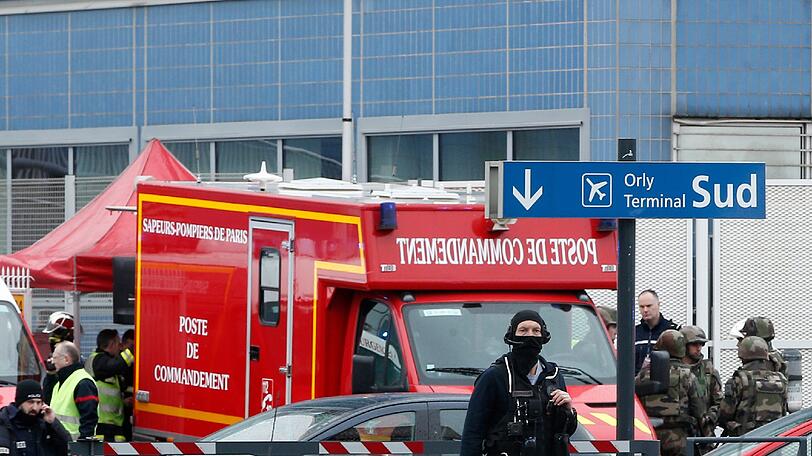 Ein Großaufgebot an Einsatzkräften am Pariser Flughafen Orly.