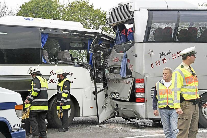 Die Bilder vom Massenunfall auf der A8.