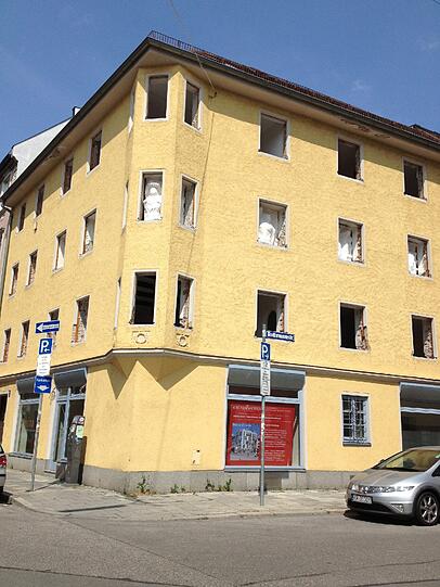 Die Fenster sind bereits ausgebaut, bald wird das Haus abgerissen.