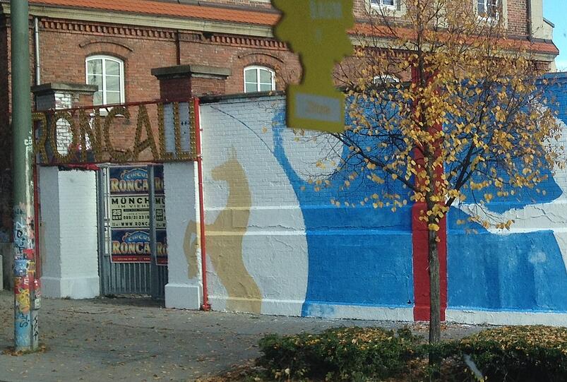 Der Eingang zum Circus Roncalli auf dem Viehhof wird mit Graffitis gestaltet.