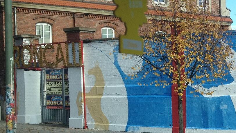 Der Eingang zum Circus Roncalli auf dem Viehhof wird mit Graffitis gestaltet. Der Eingang zum Circus Roncalli auf dem Viehhof wird mit Graffitis gestaltet.