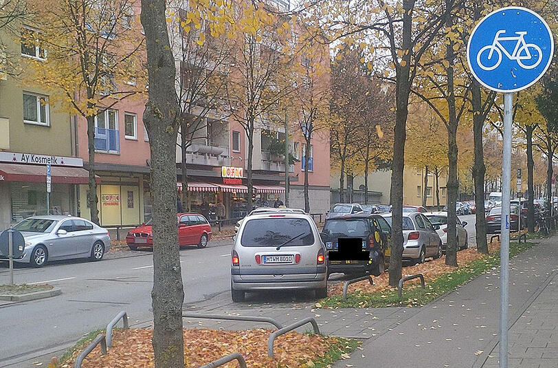 Auf der Flucht fotografiert: Die Täter türmen in einem silbernen Renault Espace. Das Foto stammt von einem Augenzeugen.