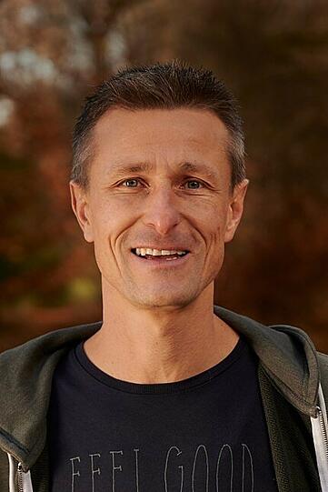 AZ-Interview mit Jörg Spengler. Der Lehrer unterichtet an einer Realschule Englisch und Geschichte. Seit 1998 ist er bei den Grünen. In seiner Freizeit radelt er durch seinen Bezirk &ndash; und gerne auch ins Umland.