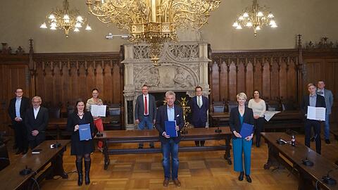 Koalition perfekt: Nachdem alle unterschrieben haben, posieren Vertreter der neuen Rathaus-Regierung fürs historische Foto mit SPD-OB-Dieter Reiter (M.).