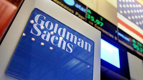 Das Logo der Investmentbank Goldman Sachs auf dem Parkett der New Yorker Börse.