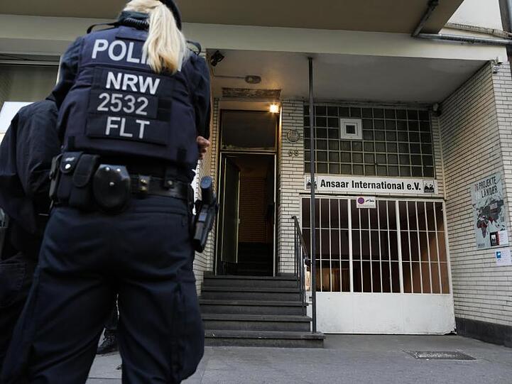 Polizeibeamte vor dem Hauptsitz des Vereins Ansaar International in Düsseldorf.