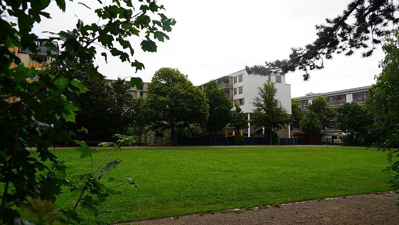 Um dieses Grundstück geht der Streit. Die Stadt wollte es nicht kaufen. Nun könnten hier teure Wohnungen entstehen. (Archivbild)