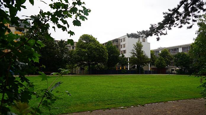 Um dieses Grundstück geht der Streit. Die Stadt wollte es nicht kaufen. Nun könnten hier teure Wohnungen entstehen. (Archivbild)