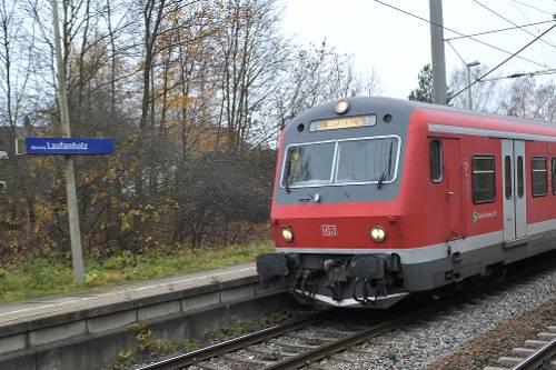 Immer wieder Ziel von Stein-Anschlägen: die S-Bahn zwischen Nürnberg und Lauf.