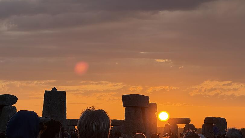 Dass in Stonehenge schon seit Jahrtausenden gefeiert werde, mache etwas mit einem, sagt eine Besucherin.