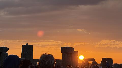 Dass in Stonehenge schon seit Jahrtausenden gefeiert werde, mache etwas mit einem, sagt eine Besucherin.