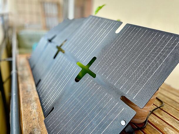 Die Bluetti lohnt sich noch mehr im Paket mit diesem 60-Watt-Solarmodul. Bei Sonne kann man so sogar Strom produzieren.