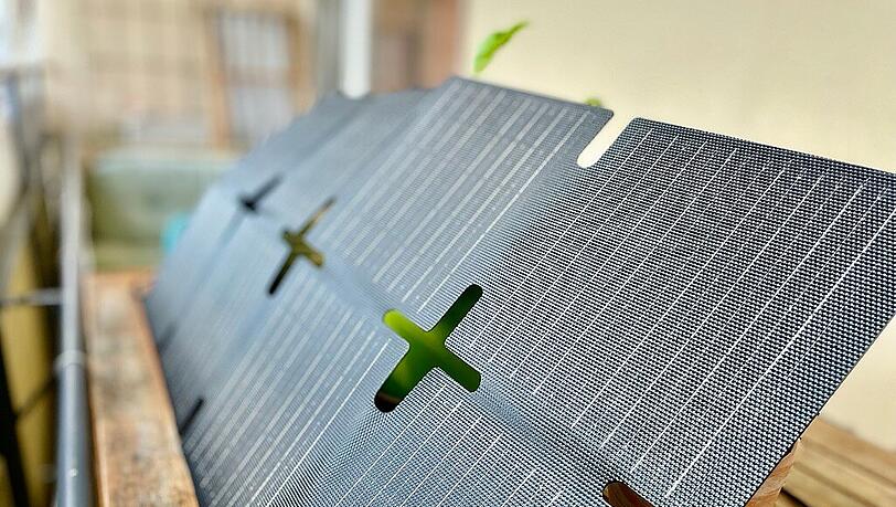 Die Bluetti lohnt sich noch mehr im Paket mit diesem 60-Watt-Solarmodul. Bei Sonne kann man so sogar Strom produzieren. Die Bluetti lohnt sich noch mehr im Paket mit diesem 60-Watt-Solarmodul. Bei Sonne kann man so sogar Strom produzieren.