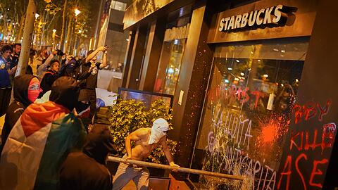 Demonstranten in Barcelona griffen Geschäfte und Restaurants an, denen sie eine Unterstützung Israels vorwerfen.
