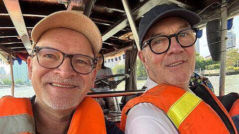 Bernhard Kastner (l.) und Stephan Schraidt (r.) m&uuml;ssen ihren Urlaub in Thailand um eine Woche verl&auml;ngern.