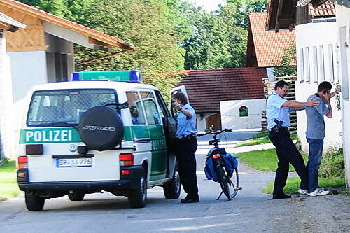 Festnahme: Der Tatverdächtige ruft während der Polizeiaktion seinen Anwalt an