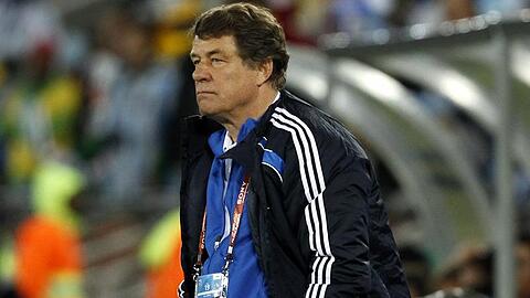 Otto Rehhagel will auch weiterhin als Trainer an der Seitenlinie stehen.