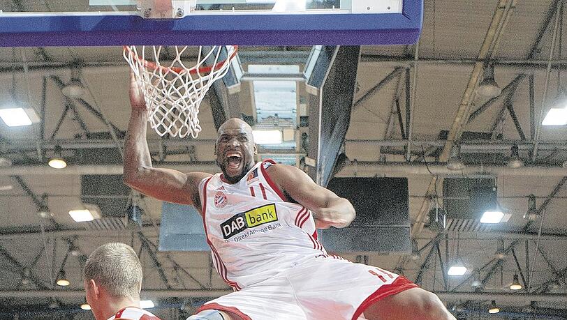 Rein damit und zwar mit Gewalt: Centerkoloss Darius Hall beim Slamdunk. Rein damit und zwar mit Gewalt: Centerkoloss Darius Hall beim Slamdunk.