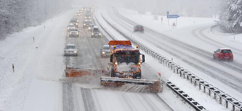 Der Winter hält Bayern im Griff. Auf glatten Straßen kam es zu vielen Unfällen.