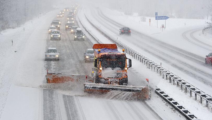 Der Winter hält Bayern im Griff. Auf glatten Straßen kam es zu vielen Unfällen. Der Winter hält Bayern im Griff. Auf glatten Straßen kam es zu vielen Unfällen.
