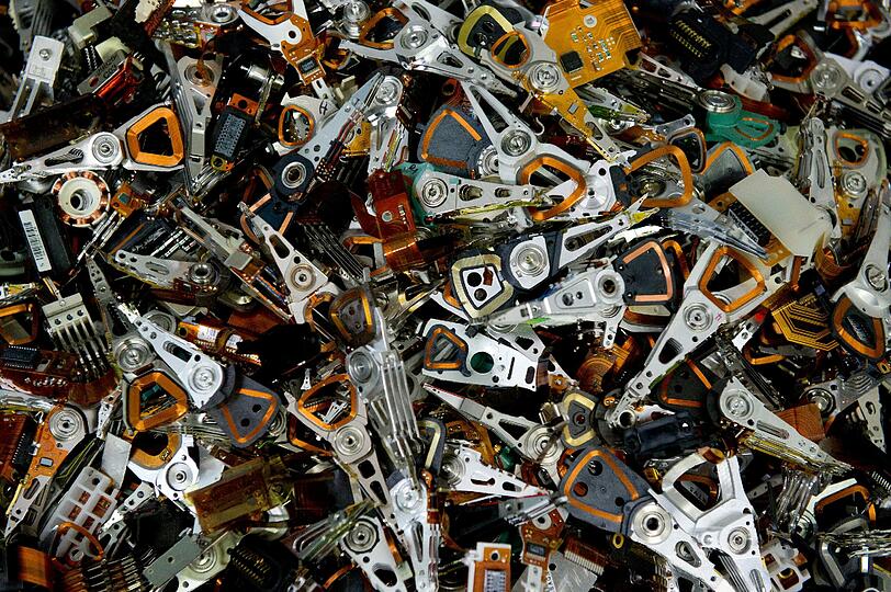 Festplatten-Leseköpfe werden recycelt. Weil sich Anwohner über giftigen Staub beschwert haben, hat das Recycling-Unternehmen Loacker in Unterfranken vorübergehend seine Produktion eingestellt. (Symbolbild)