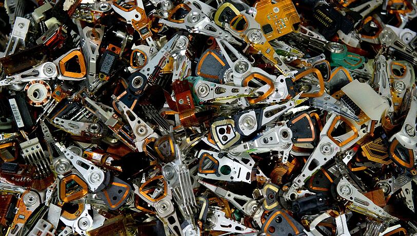 Festplatten-Leseköpfe werden recycelt. Weil sich Anwohner über giftigen Staub beschwert haben, hat das Recycling-Unternehmen Loacker in Unterfranken vorübergehend seine Produktion eingestellt. (Symbolbild) Festplatten-Leseköpfe werden recycelt. Weil sich Anwohner über giftigen Staub beschwert haben, hat das Recycling-Unternehmen Loacker in Unterfranken vorübergehend seine Produktion eingestellt. (Symbolbild)