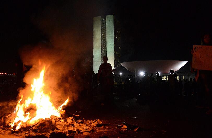 Knapp ein Jahr vor der Fußball-WM in Brasilien erlebt das Land einen ungeahnten Sturm des Protestes.