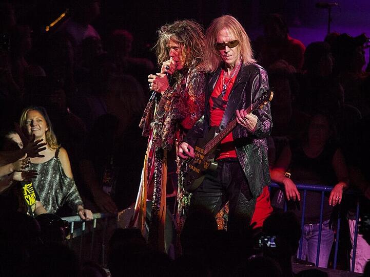 Tom Hamilton (rechts) und Sänger Steven Tyler von Aerosmith live on stage