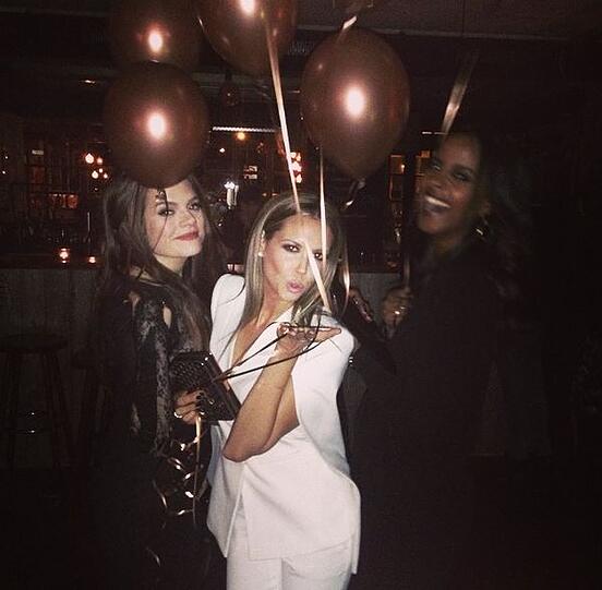 Mandy Capristo feiert zusammen mit Model Sara Nuru (r.).