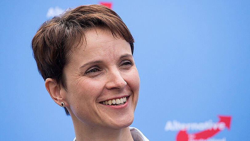 Frauke Petry, die neugewählte Sprecherin des Bundesvorstands der AfD, informiert in der AfD-Parteizentrale in Berlin über den "zukünftigen Fahrplan der Partei". Frauke Petry, die neugewählte Sprecherin des Bundesvorstands der AfD, informiert in der AfD-Parteizentrale in Berlin über den "zukünftigen Fahrplan der Partei".