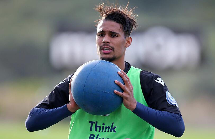 Doch Okotie entschuldigte sich beim Trainer und der Mannschaft und kehrte zurück.