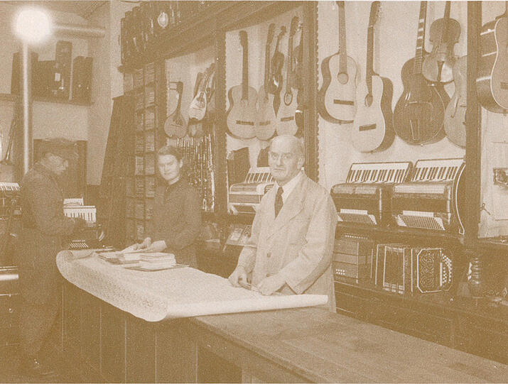 Nach dem Zweiten Weltkrieg geht der Verkauf von Musikinstrumenten im Tal 58 weiter.
