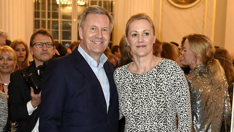 Christian und Bettina Wulff sammeln im Rahmen der Aktion "Hand in Hand für Norddeutschland" gemeinsam Spenden für Krebserkrankte und ihre Familien (Foto: 2017) Christian und Bettina Wulff sammeln im Rahmen der Aktion "Hand in Hand für Norddeutschland" gemeinsam Spenden für Krebserkrankte und ihre Familien (Foto: 2017)