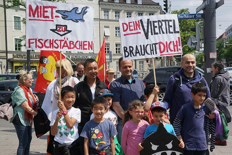 Etwa 70 Menschen der aktionsgruppe Untergiesing (Bündnis bezahlbares Wohnen und mehrerer Mietergemeinschaften gegen die GBW) demonstrieren vor dem Löwenbräukeller am Stiglmayerplatz und marschieren an der CSU Zentrale vorbei weiter bis zur GBW Zentrale an der Dom Pedro Straße.