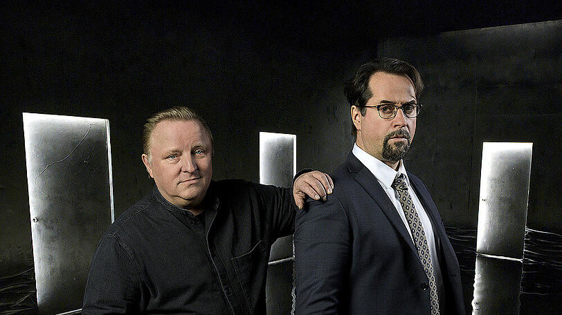Boerne (Jan Josef Liefers, r.) findet sich im Limbus wieder. Der Herr, der hier das Sagen hat, sieht Kommissar Thiel (Axel Prahl) zum Verwechseln ähnlich.