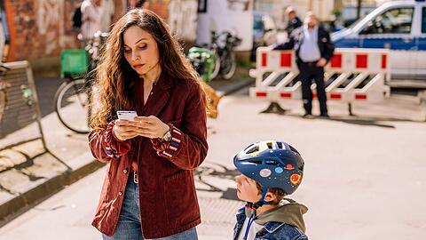 "Ein Wahnsinnstag": Mama Frederike (Mina Tander) braucht dringend eine Betreuung für ihren Sohn Fritz (William Vonnemann).