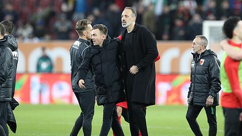 Augsburgs Trainer Enrico Maaßen (l) und Hoffenheims Coach Pellegrino Matarazzo verabschieden sich nach dem Spiel.