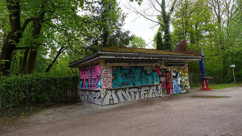 Der Anstrich ist heute komplett mit Graffiti übersprüht.
