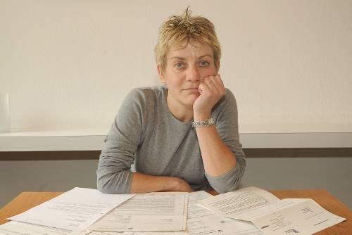 Ingeborg Zeischka vor den Briefen von Arbeitsagentur und Hauptzollamt. "Gerecht ist das Ganze nicht", sagt sie.