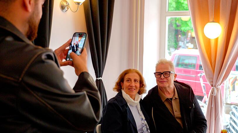 Auf ihrer Reise treffen Tahsim Durgun und Tante Zeynep auf Stars wie Herbert Gr&ouml;nemeyer.