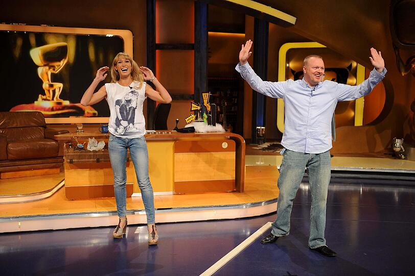 ...doch die Latte bleibt ganz. Da hebt Stefan Raab entschuldigend die Hände.