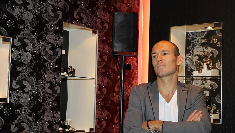 Arjen Robben bei der Präsentation der FC-Bayern-Schmuckkollektion des neuen Partners Thomas Sabo. Arjen Robben bei der Präsentation der FC-Bayern-Schmuckkollektion des neuen Partners Thomas Sabo.