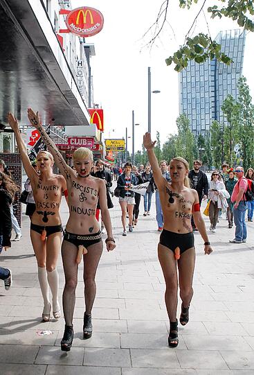 Die Aktivistinnen der Gruppe Femen aus dem Gastgeberland der Fußball-Europameisterschaft wollten damit am Sonntag nach eigenen Angaben ein Zeichen gegen Prostitution und Unterdrückung der Frau setzen.