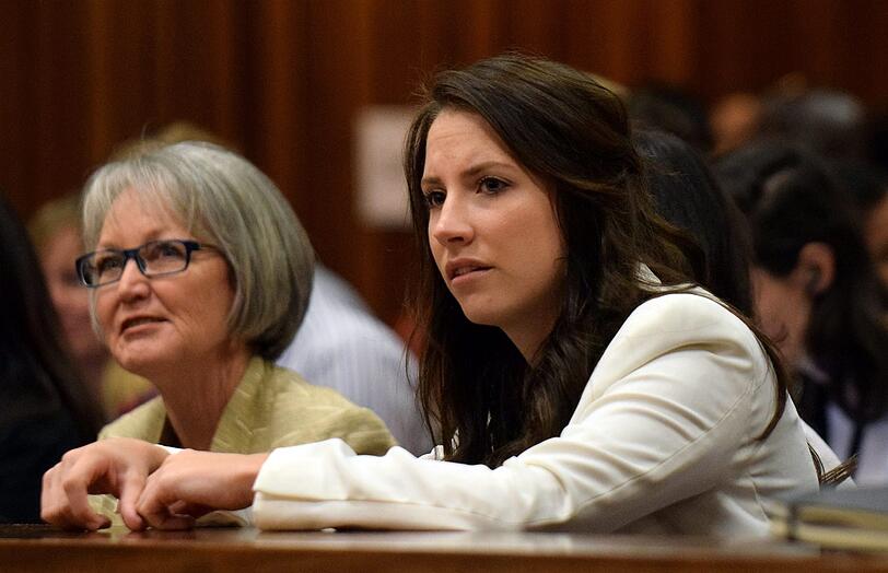 Aimee (rechts), die Schwester des Angeklagten Oscar Pistorius ist am 8. April auch wieder im Gerichtssaal.